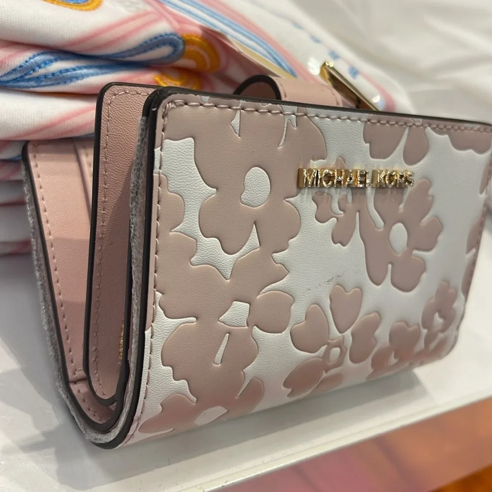 Michael Kors Jet Set Medium Floral Print Bi-Fold Wallet 
POWDER BLUSH
NWT - Picture 11 of 16